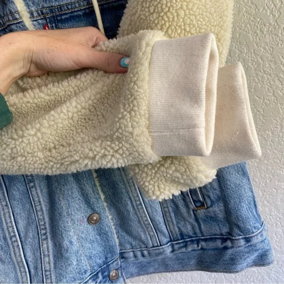LEVI’S Ex-Boyfriend Sherpa-Lined Denim Trucker Jacket - Picture 13 of 14